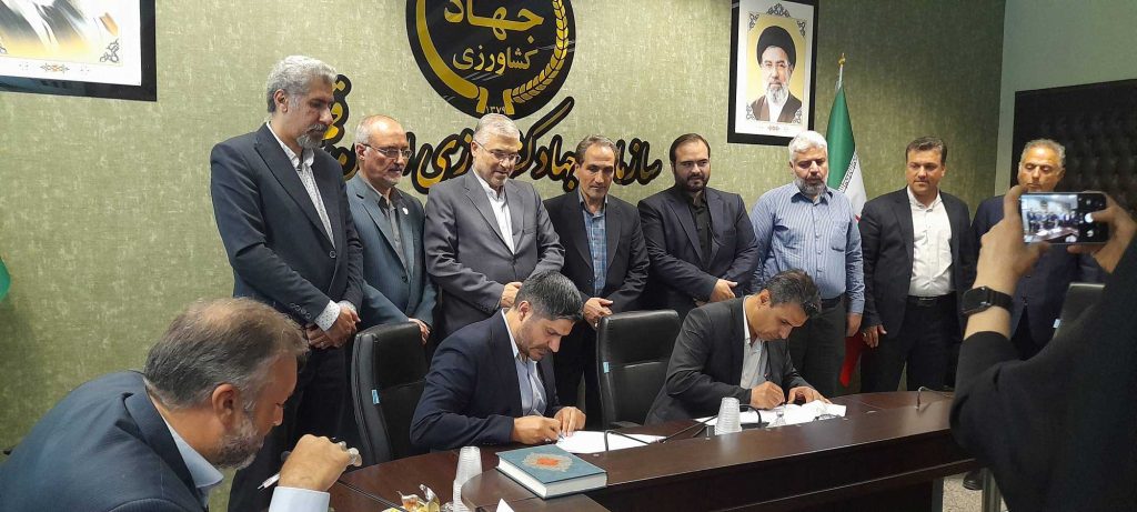 در اقدامی راهبردی تفاهم‌نامه همکاری میان شرکت دانش‌بنیان «سینا فناوران ماندگار» و «اتحادیه شرکت‌های تعاونی کشاورزی دامداران استان قم» به امضا رسید. این نشست استراتژیک با حضور دکتر پیمان فلسفی، رئیس فراکسیون کشاورزی پویا و امور عشایر مجلس شورای اسلامی، جمعی از مدیران ارشد سازمان جهاد کشاورزی استان قم، اتحادیه و فعالان صنعت دامپروری قم برگزار شد.
